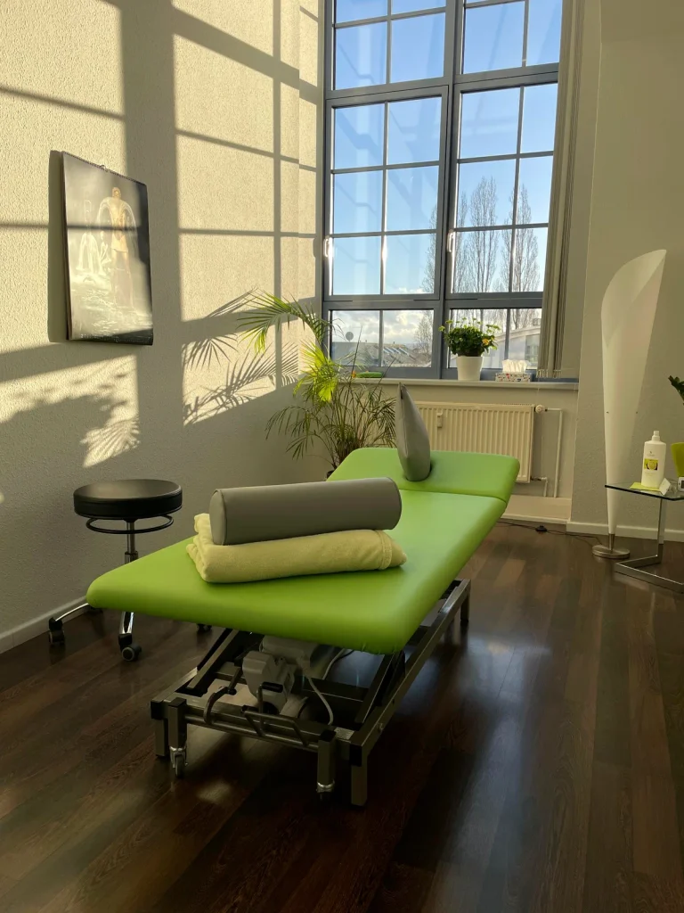 Behandlungsraum mit grüner Therapieliege bei Physio Penta Park in Dresden-Striesen